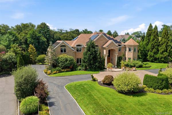 15 Peppermill LN, Dix Hills, NY 11746