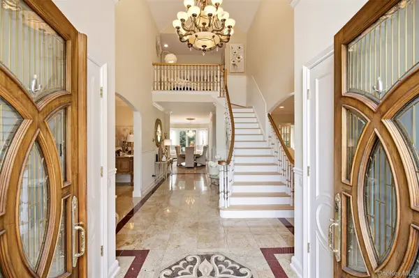 15 Peppermill LN, Dix Hills, NY 11746