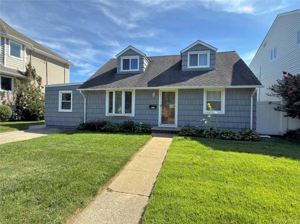 265 W Windsor Pkwy, Oceanside, NY 11572
