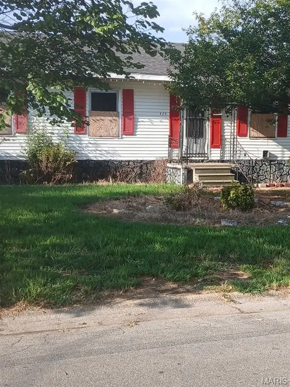 424 W. Ironbanks, Charleston, MO 63834