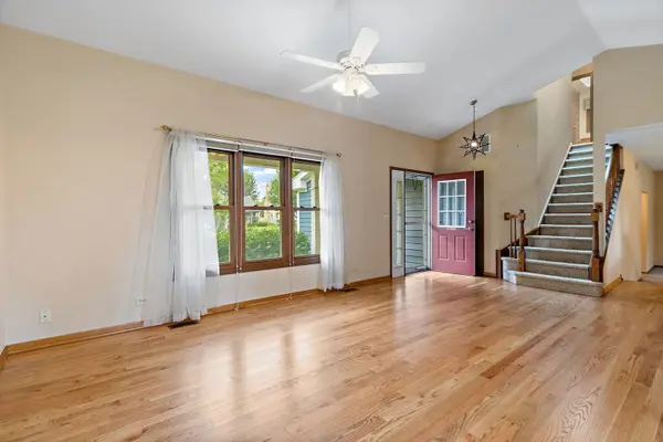 422 Old Country WAY, Wauconda, IL 60084