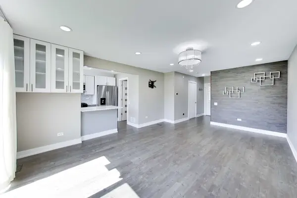 227 E Shag Bark LN, Streamwood, IL 60107