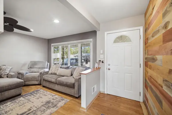 1231 Springdale LN, Elk Grove Village, IL 60007