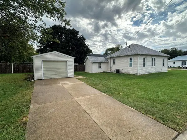 422 6th ST, De Witt, IA 52472