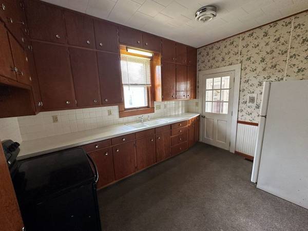 422 6th ST, De Witt, IA 52472