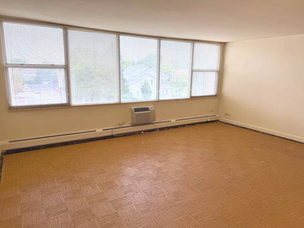 33 N Main ST #2F, Lombard, IL 60148