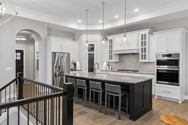 89 Spring Farm RD, North Oaks, MN 55127