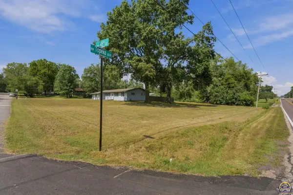 400 NW 48th TER, Topeka, KS 66617