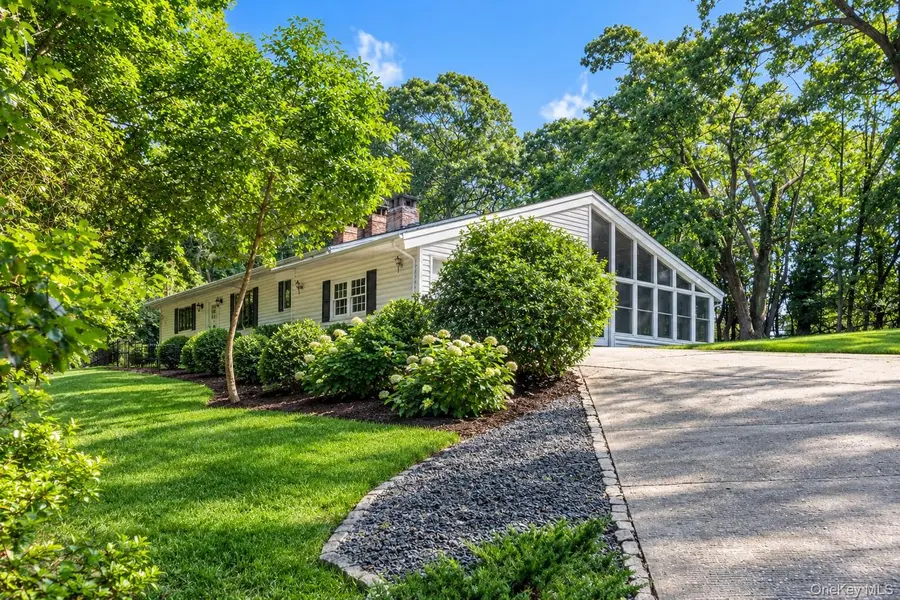 106 Boney LN, Nissequogue, NY 11780