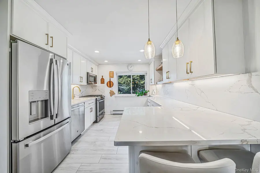 105 Prime AVE #F4, Huntington, NY 11743