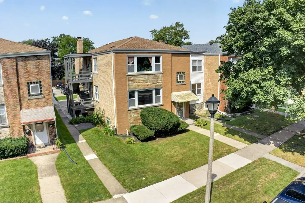 8152 Knox AVE, Skokie, IL 60076