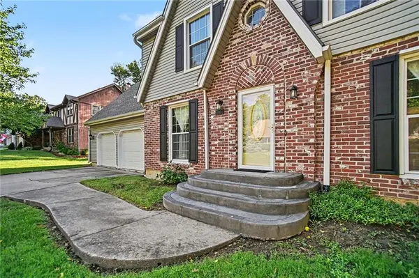 1005 Blueberry LN, Liberty, MO 64068