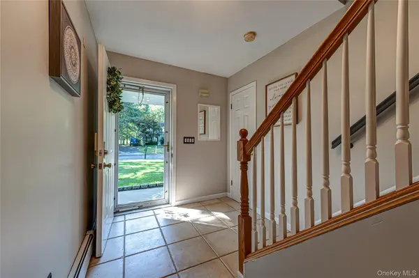 40 Golf Club CIR, Manorville, NY 11949