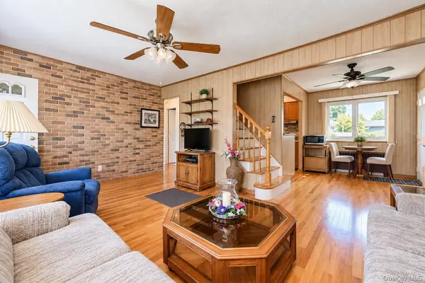 957 N Fulton AVE, Lindenhurst, NY 11757