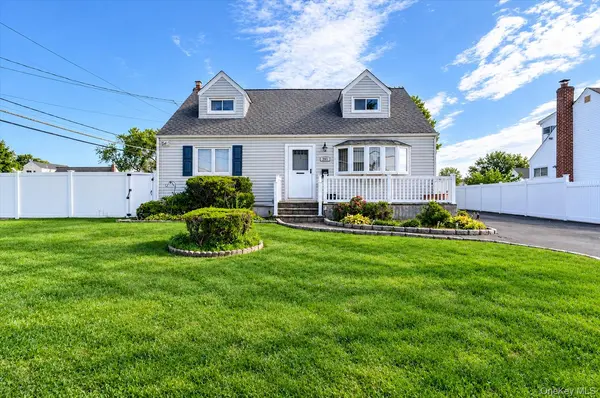 957 N Fulton AVE, Lindenhurst, NY 11757