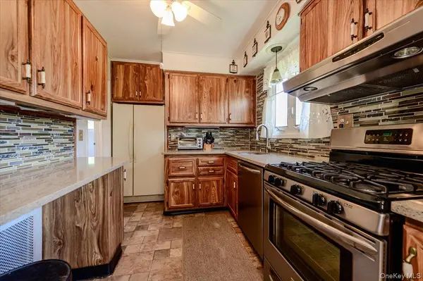 957 N Fulton AVE, Lindenhurst, NY 11757