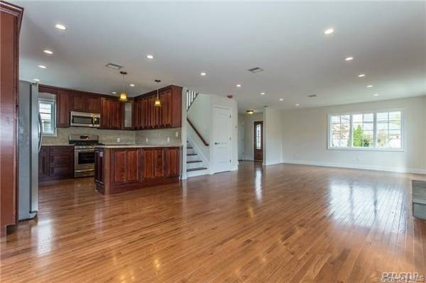 199 Royal AVE, Mineola, NY 11501