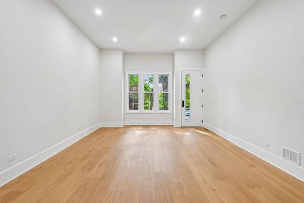 3644 W Cornelia AVE #1, Chicago, IL 60618