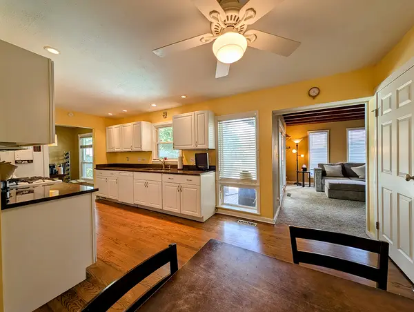 910 E Cherry LN, Arlington Heights, IL 60004