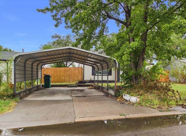 3016 E Locust St, Wichita, KS 67216