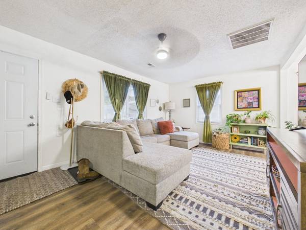 3016 E Locust St, Wichita, KS 67216