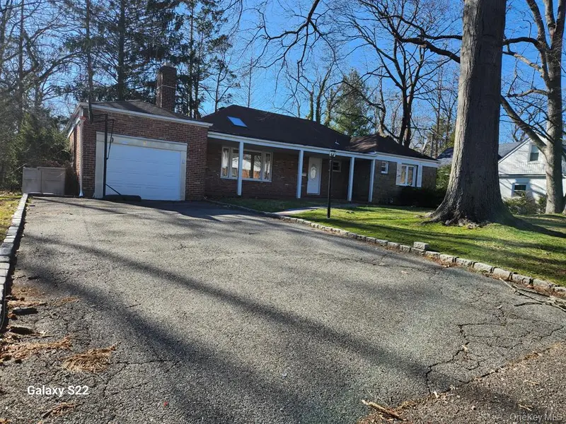 8 Brampton LN, Great Neck, NY 11023