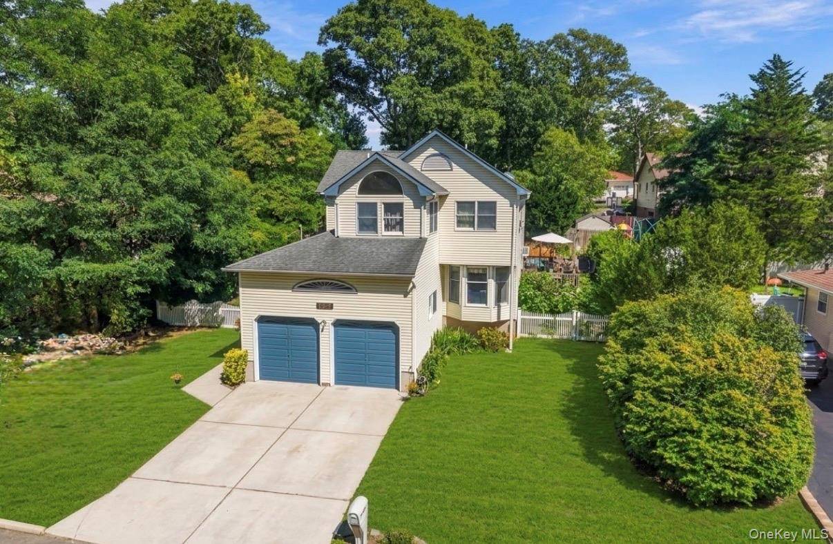277 Smith RD, Shirley, NY 11967