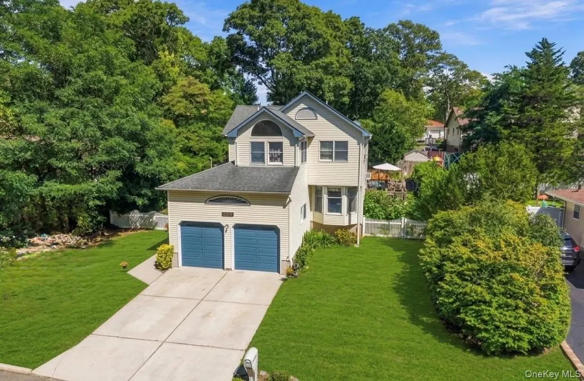 277 Smith RD, Shirley, NY 11967