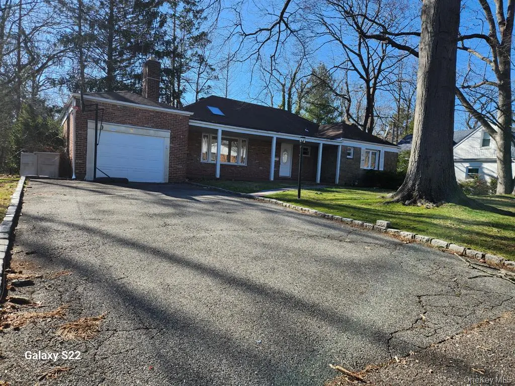 8 Brampton LN, Great Neck, NY 11023