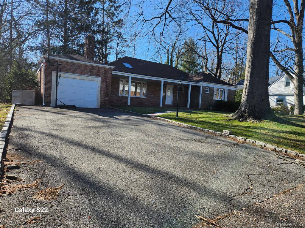 8 Brampton LN, Great Neck, NY 11023