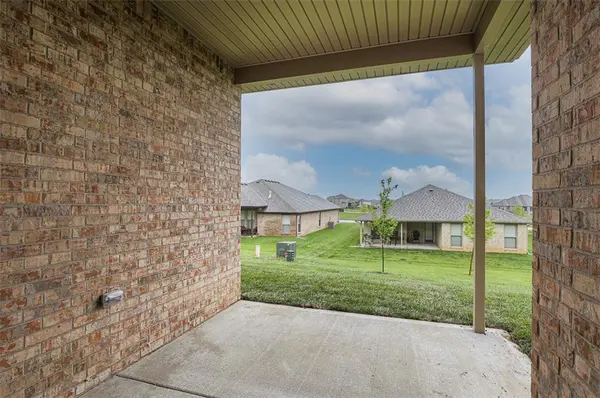 6751 Arapahoe DR, Shawnee, KS 66226