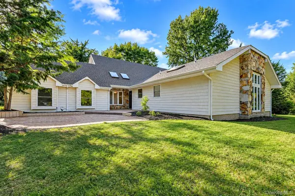 6 Cedarfield TER, Saint James, NY 11780