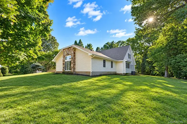 6 Cedarfield TER, Saint James, NY 11780