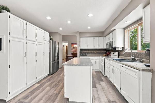 6649 Buckingham RD, Woodbury, MN 55125