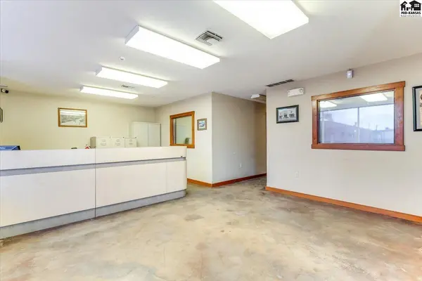 104 E 4th Ave, Hutchinson, KS 67501