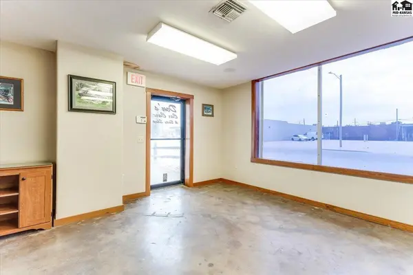 104 E 4th Ave, Hutchinson, KS 67501