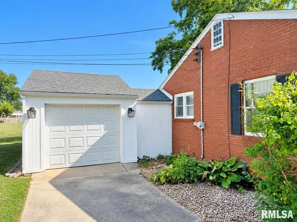 304 LAUREL DR, Jacksonville, IL 62650