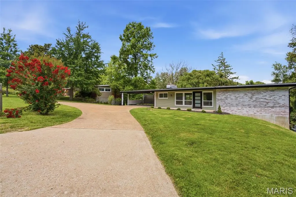 2431 Trossock LN, Kirkwood, MO 63122