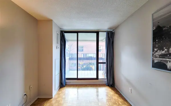 89 Mccaul ST #318, Toronto C01, ON M5T 2X3