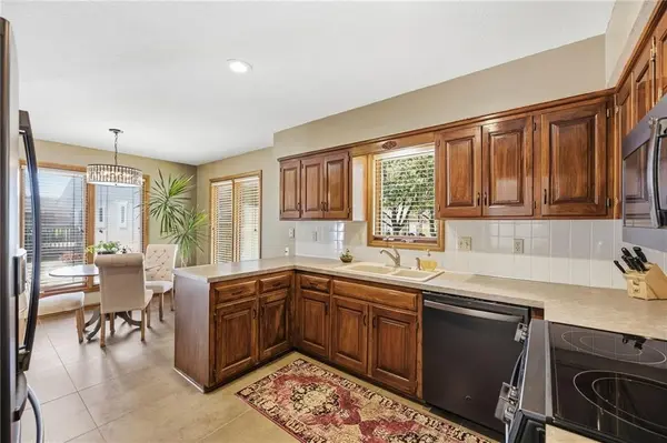8592 Caenen Lake CT, Lenexa, KS 66215