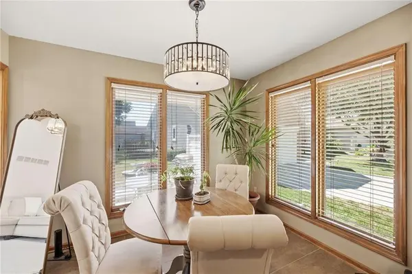 8592 Caenen Lake CT, Lenexa, KS 66215