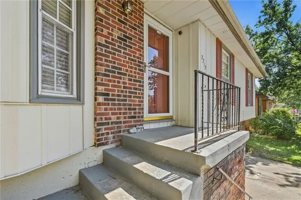 3713 Stanton ST, Lee's Summit, MO 64064