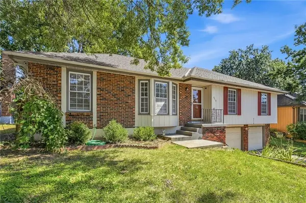 3713 Stanton ST, Lee's Summit, MO 64064