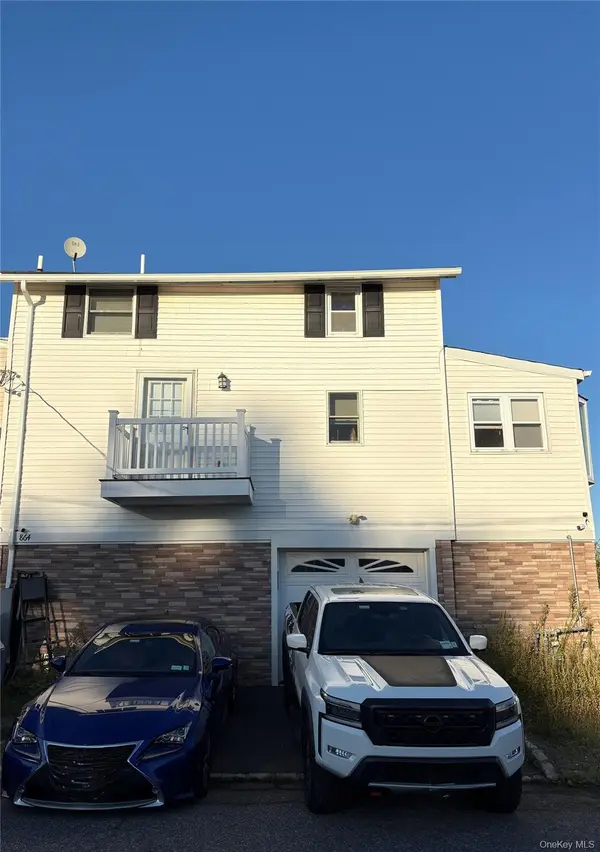 864 Walnut ST, Lindenhurst, NY 11757