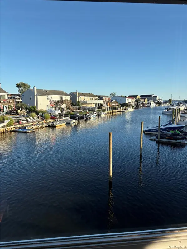 864 Walnut ST, Lindenhurst, NY 11757