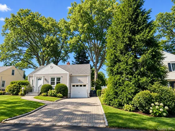 60 Topland RD, White Plains, NY 10605