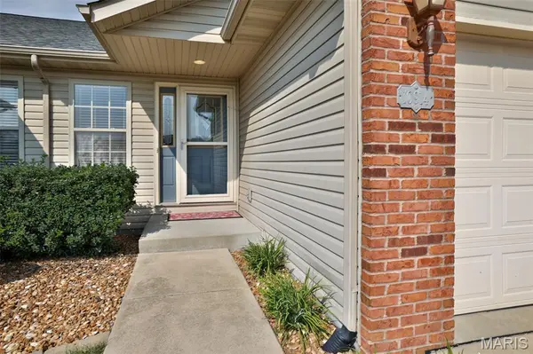 10914 Kentfield DR, Lebanon, IL 62254