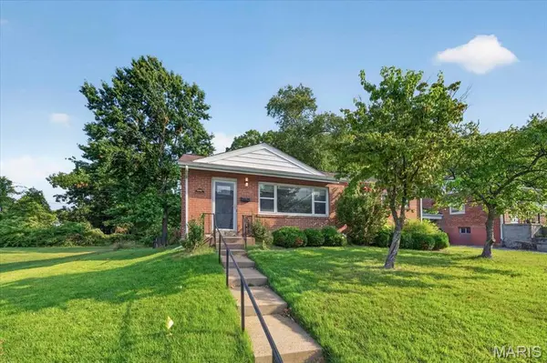 8561 Everett AVE, St Louis, MO 63117