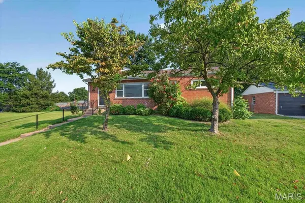 8561 Everett AVE, St Louis, MO 63117