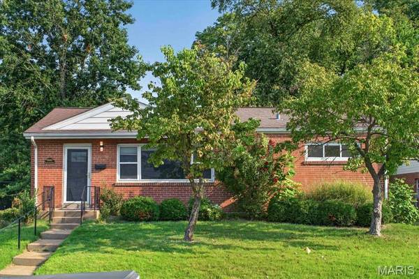 8561 Everett AVE, St Louis, MO 63117